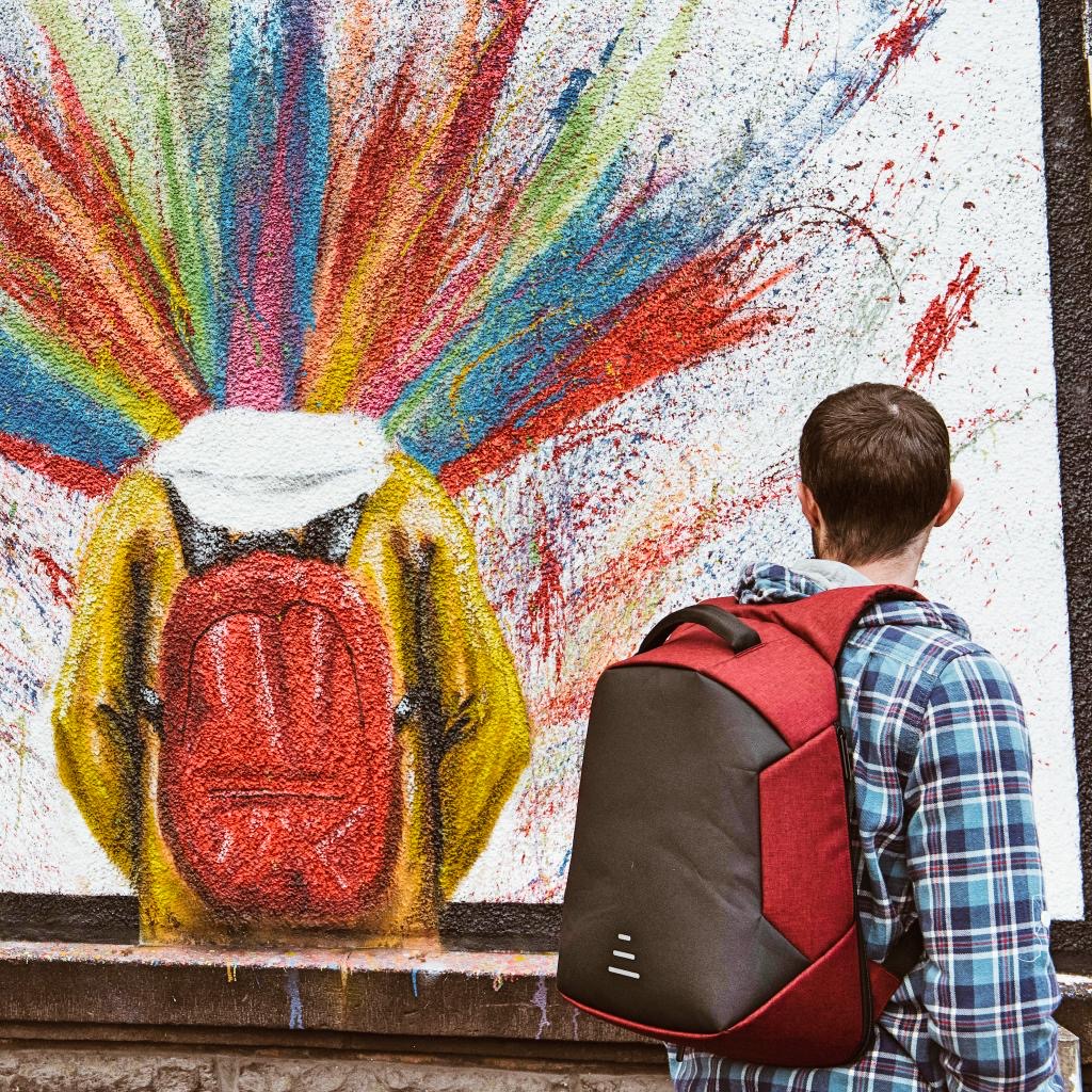 Sac à dos antivol Mini Groovy 17 litres avec port USB, prise jack intégrée et fermetures dissimulées – tissu Oxford anti-coupure – vue portée lifestyle