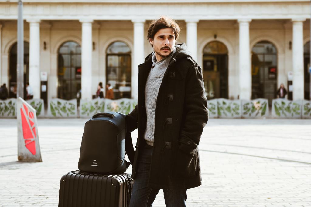 Sac à dos antivol Premium 32 litres avec port USB, prise jack, compartiment antichoc pour laptop 17 pouces et bandes réfléchissantes – vue portée lifestyle