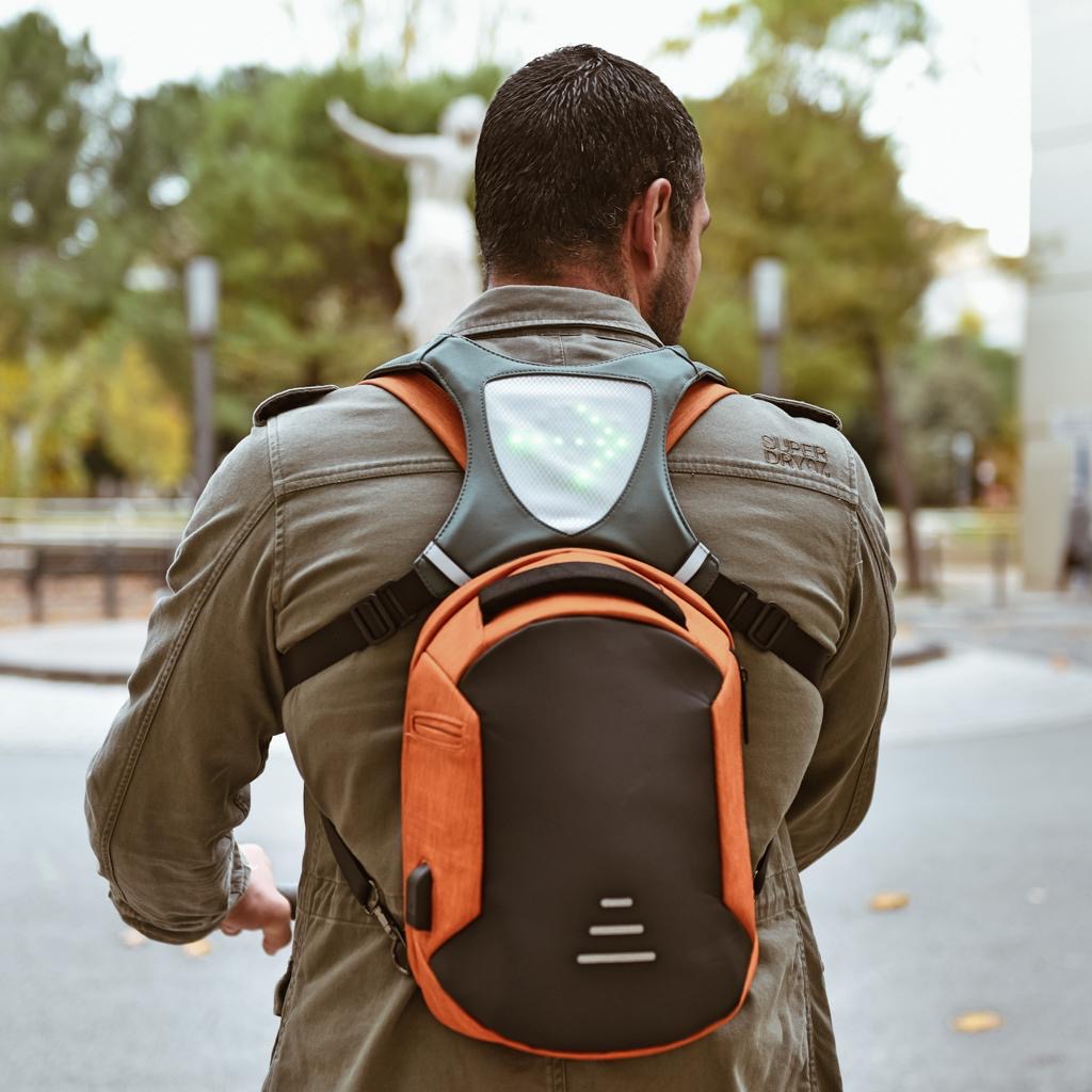 Sacoche bandoulière antivol Trendy 11 litres avec port USB, prise jack intégrée et bandes réfléchissantes – tissu Oxford anti-coupure – vue portée lifestyle