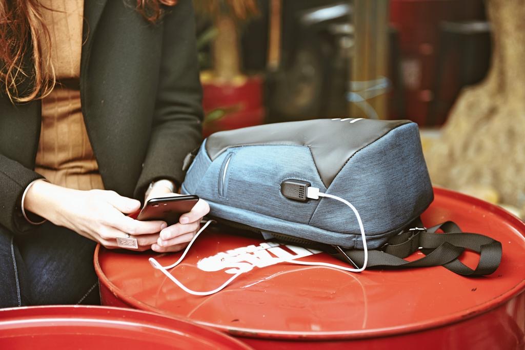 Sacoche bandoulière antivol Mini Premium 11 litres avec port USB, prise jack, compartiment antichoc et tissu Oxford résistant à l'eau – vue portée lifestyle